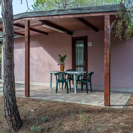 Dom wakacyjny Pleasant Mobile Home In Sorso With Shared Pool Sorso